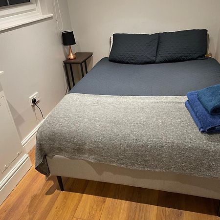 2 Bedroom Apartment Chiswick Park Tube Station London Exteriör bild