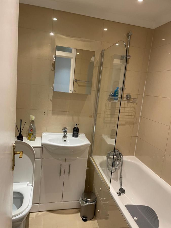 2 Bedroom Apartment Chiswick Park Tube Station London Exteriör bild
