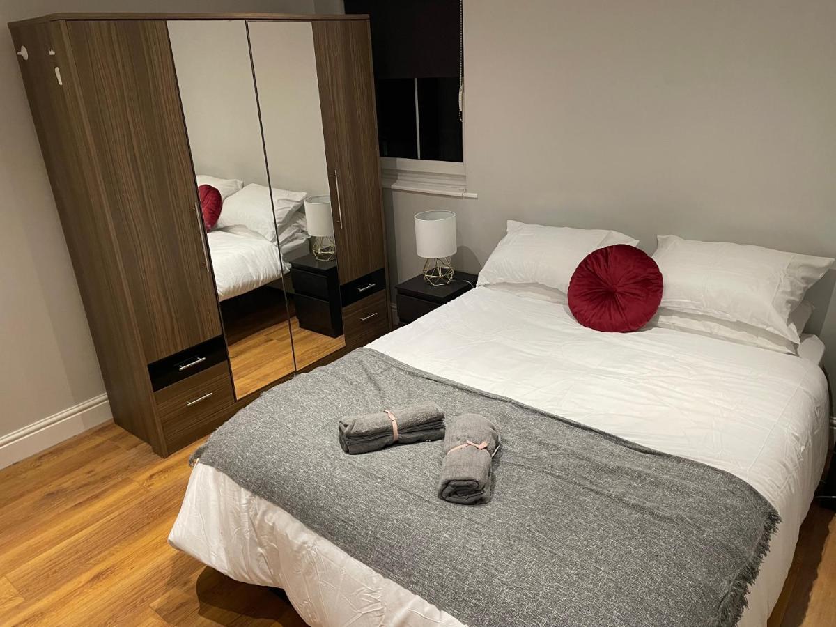 2 Bedroom Apartment Chiswick Park Tube Station London Exteriör bild