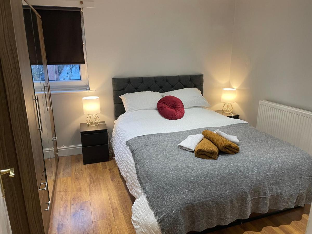 2 Bedroom Apartment Chiswick Park Tube Station London Exteriör bild