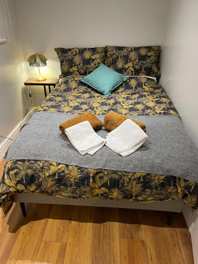 2 Bedroom Apartment Chiswick Park Tube Station London Exteriör bild